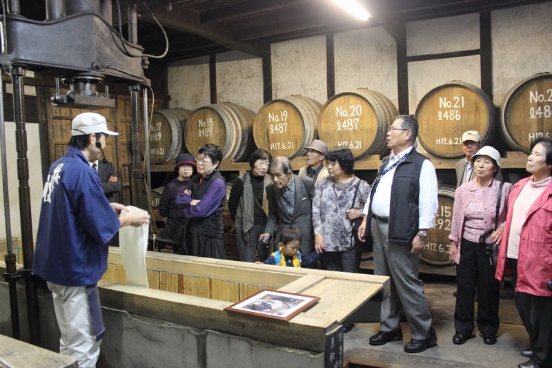 �~���}��